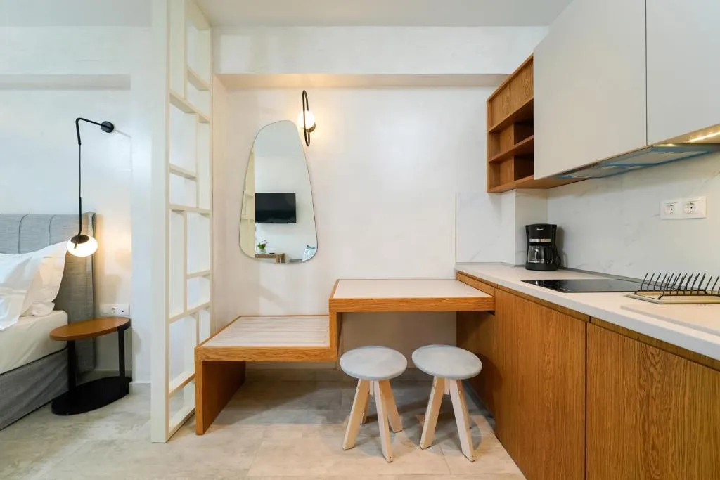 Tiara Holidays - Iliorama Seaside Luxury Suites & Apartments - Junior Suite - kitchen